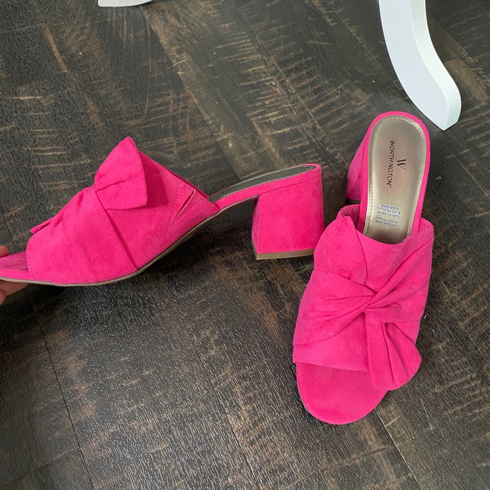 Hot pink sandal!!! So cute and trendy